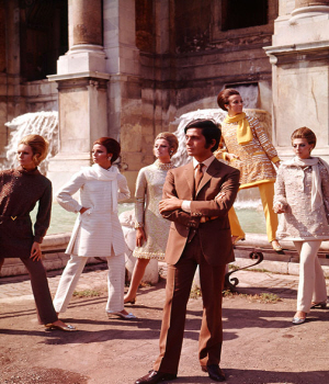 Valentino posing with models Trevi fountain.